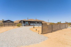 Desert Escape Climbing Wall, Hammocks & Hot Tub15 Min to Joshua Tree Park